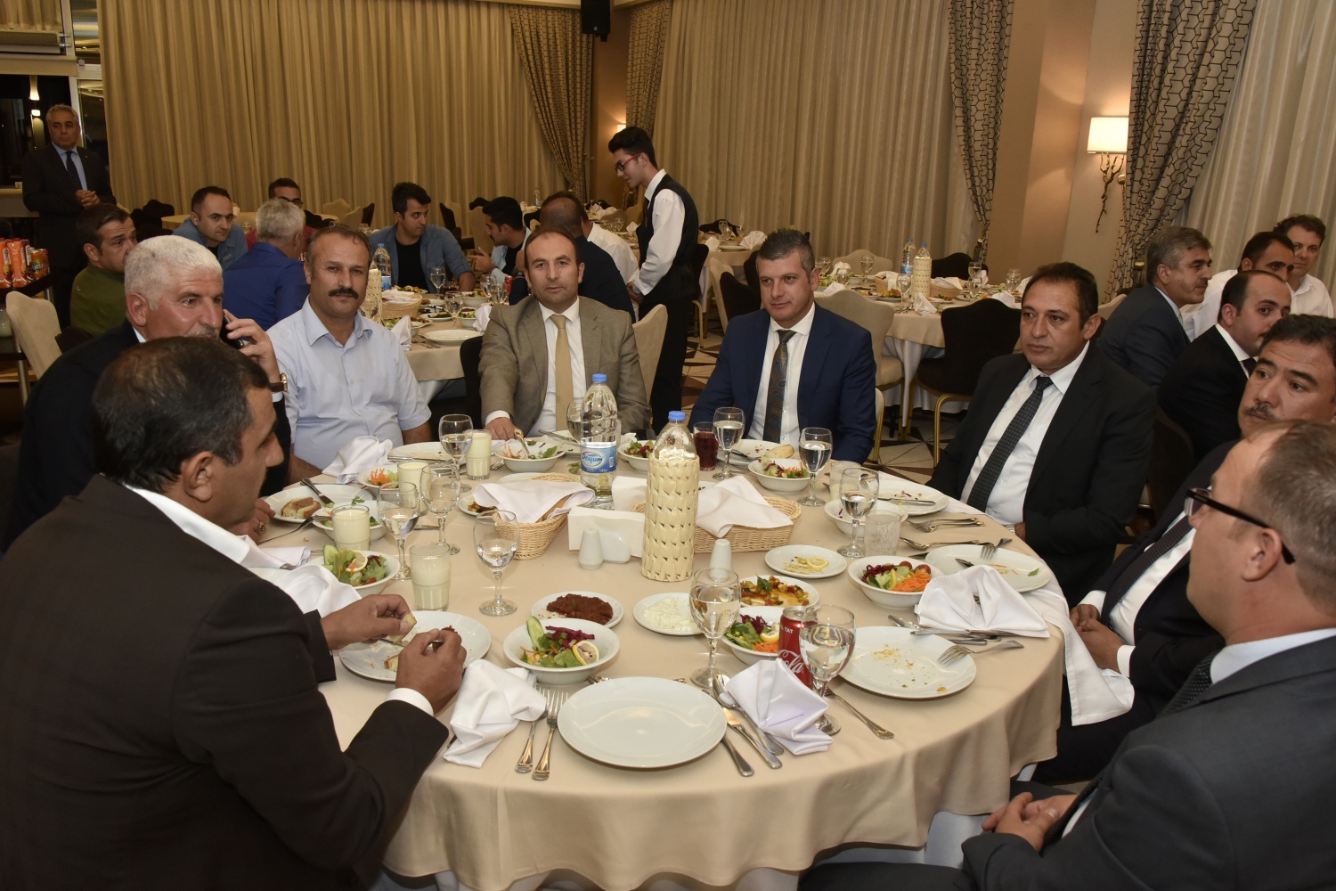 Gümüşhane’de tayini çıkan Kaymakamlara veda yemeği 5