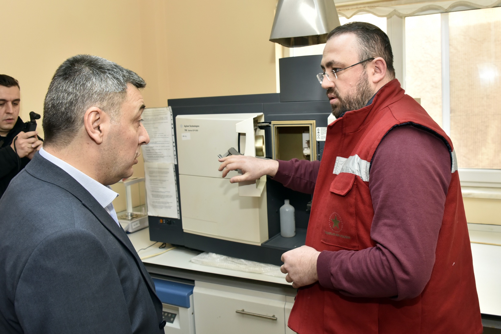 Vali Tanrısever maden ocağında işten çıkarılan işçiyi tekrar işe aldırdı 7