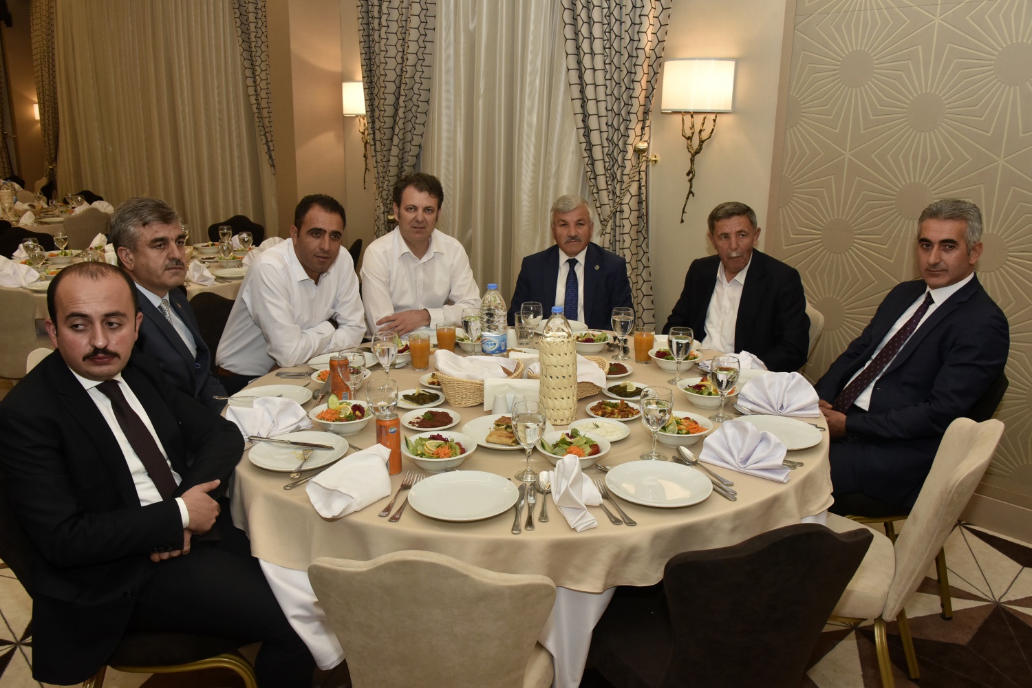 Gümüşhane’de tayini çıkan Kaymakamlara veda yemeği 4