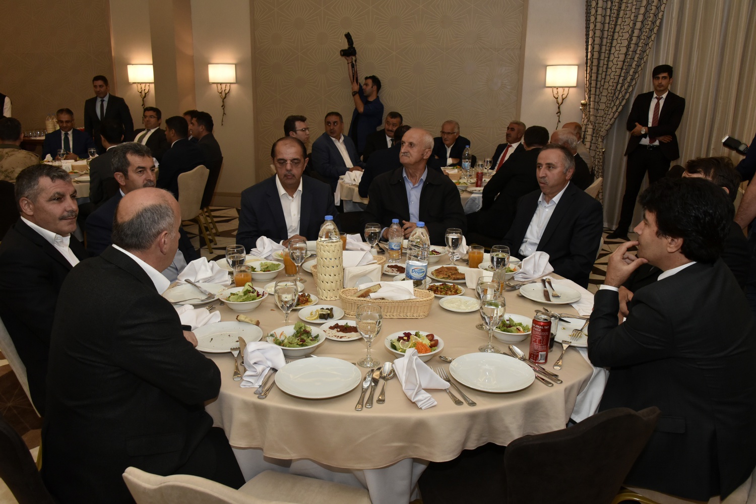 Gümüşhane’de tayini çıkan Kaymakamlara veda yemeği 8