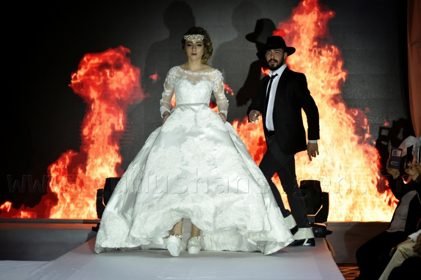 100 yıllık gelinlik podyumda 30