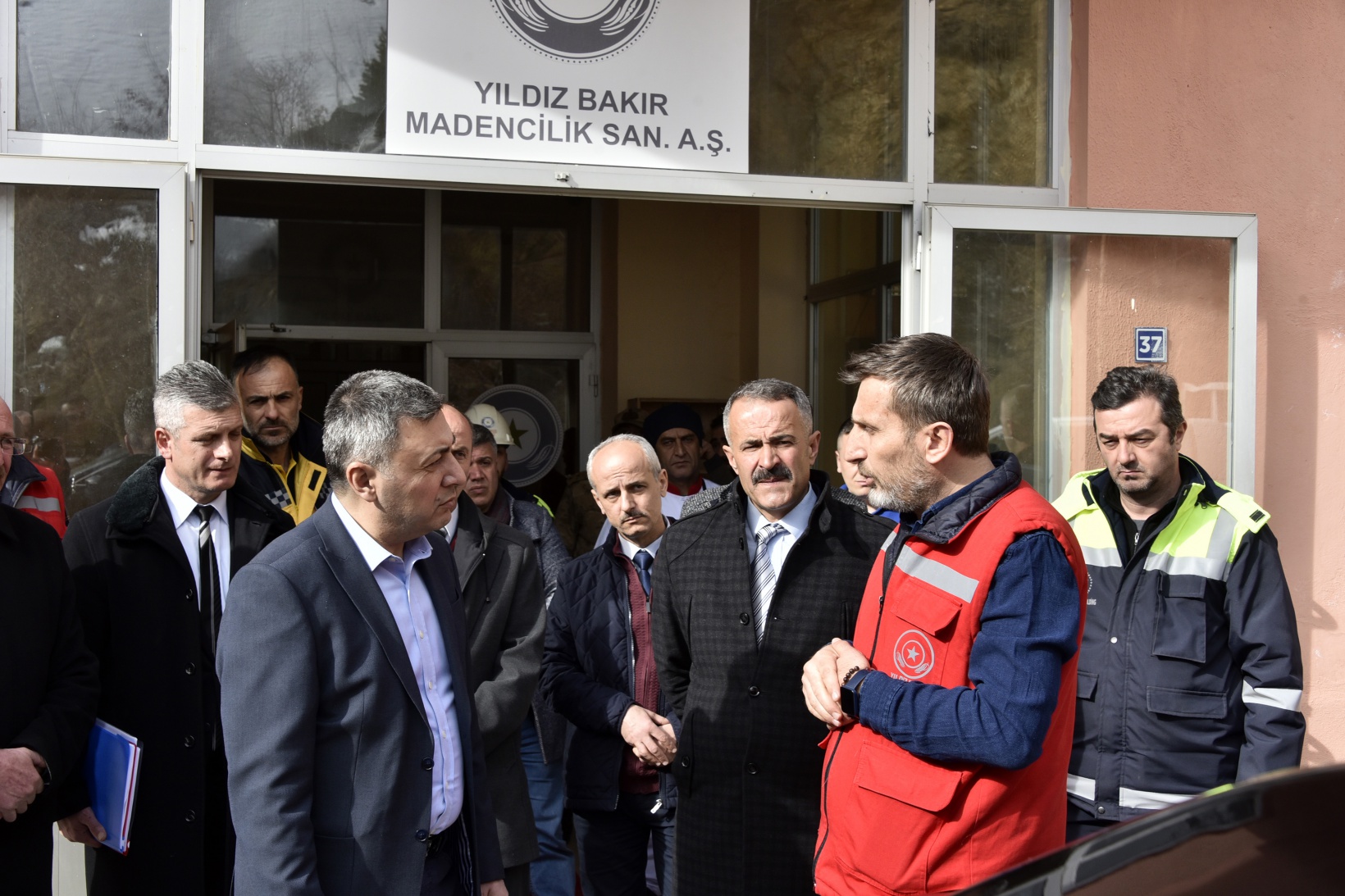 Vali Tanrısever maden ocağında işten çıkarılan işçiyi tekrar işe aldırdı 24