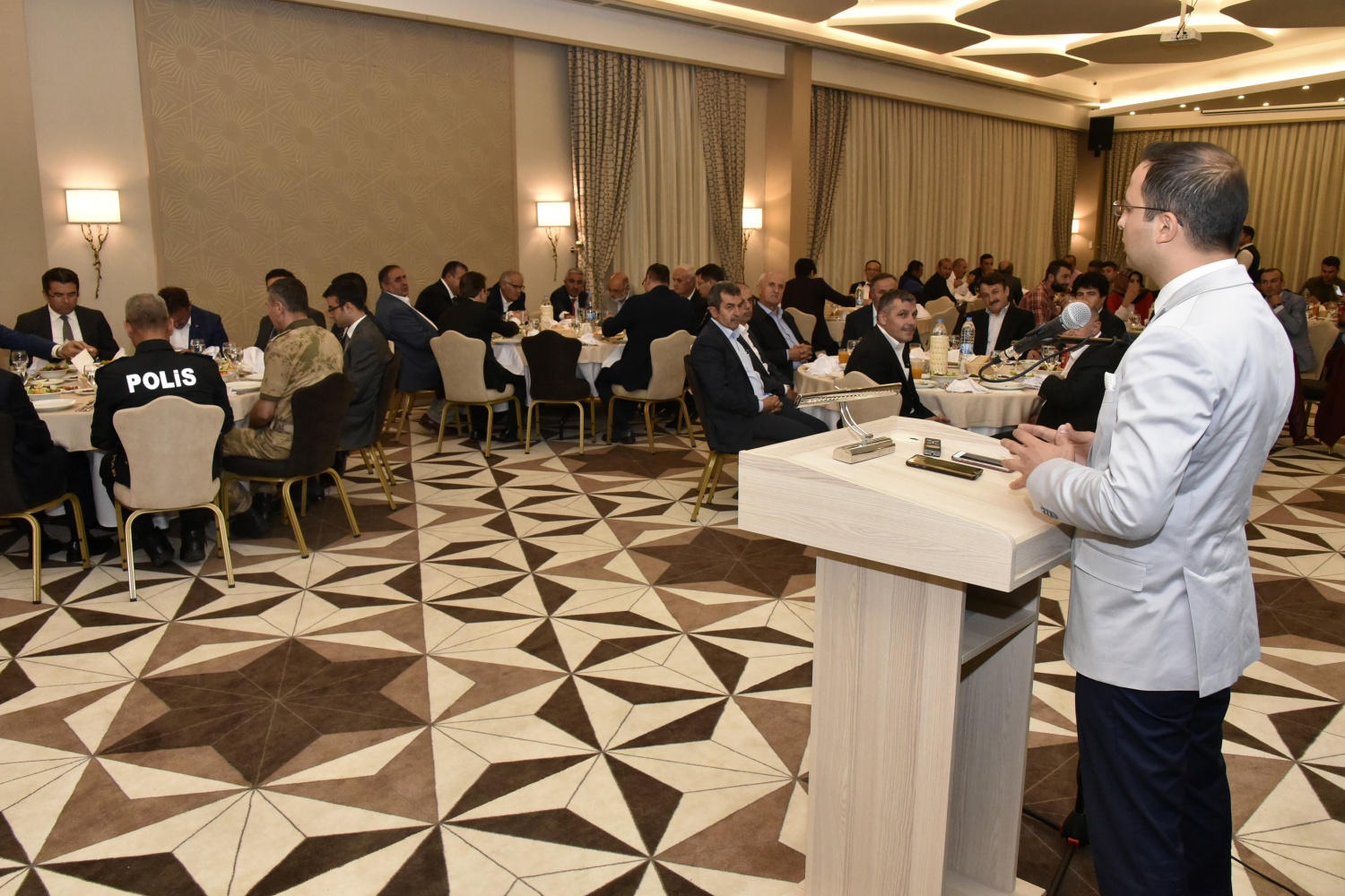 Gümüşhane’de tayini çıkan Kaymakamlara veda yemeği 10