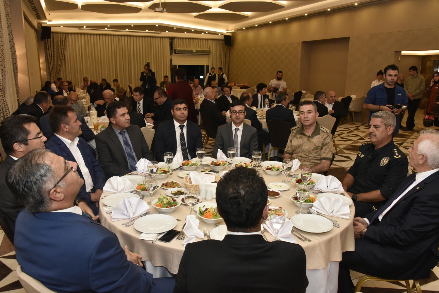 Gümüşhane’de tayini çıkan Kaymakamlara veda yemeği 9