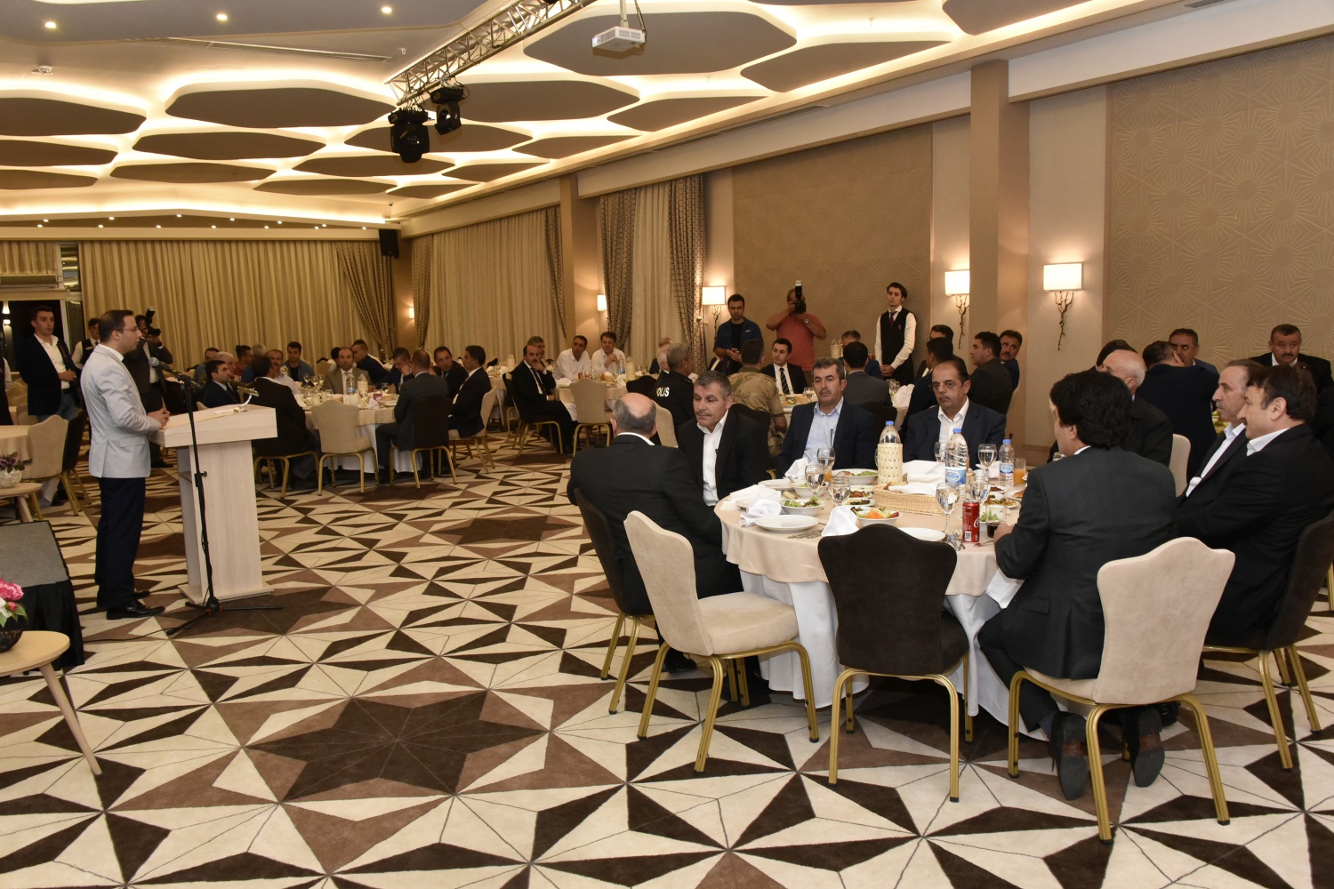 Gümüşhane’de tayini çıkan Kaymakamlara veda yemeği 39