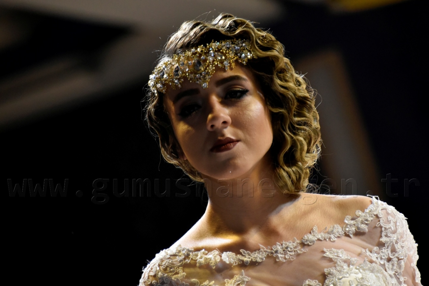 100 yıllık gelinlik podyumda 28