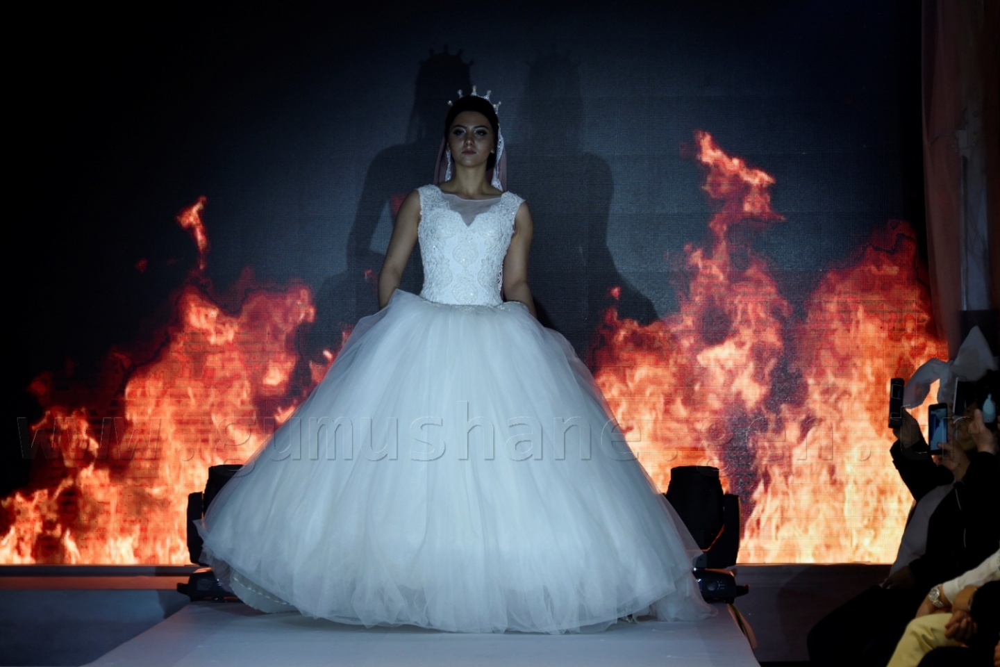 100 yıllık gelinlik podyumda 34