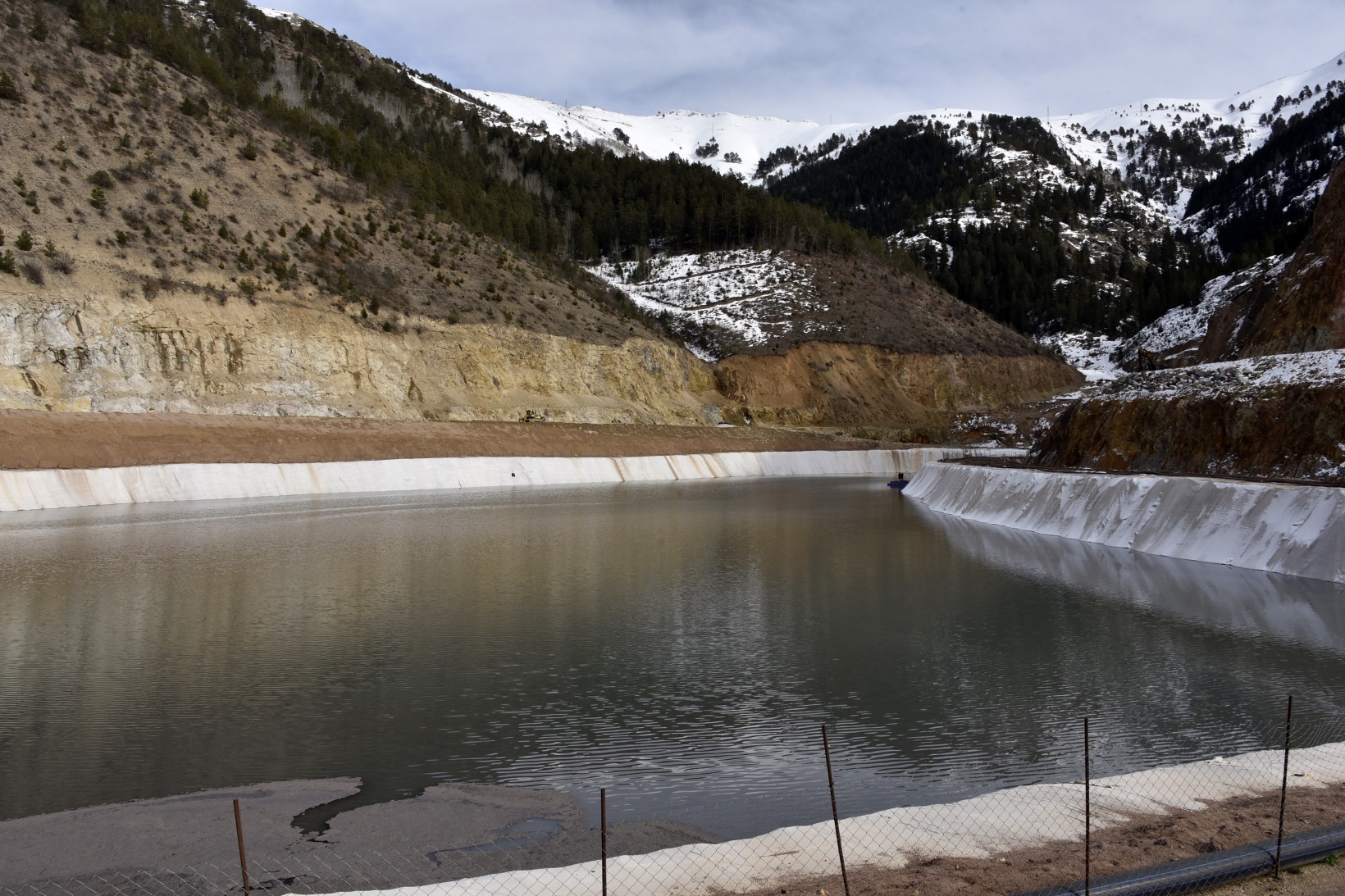 Vali Tanrısever maden ocağında işten çıkarılan işçiyi tekrar işe aldırdı 28