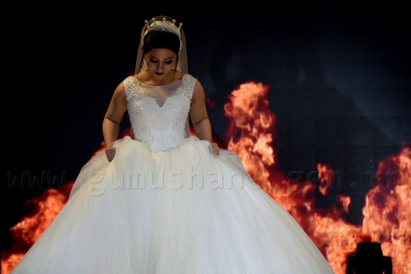 100 yıllık gelinlik podyumda 29