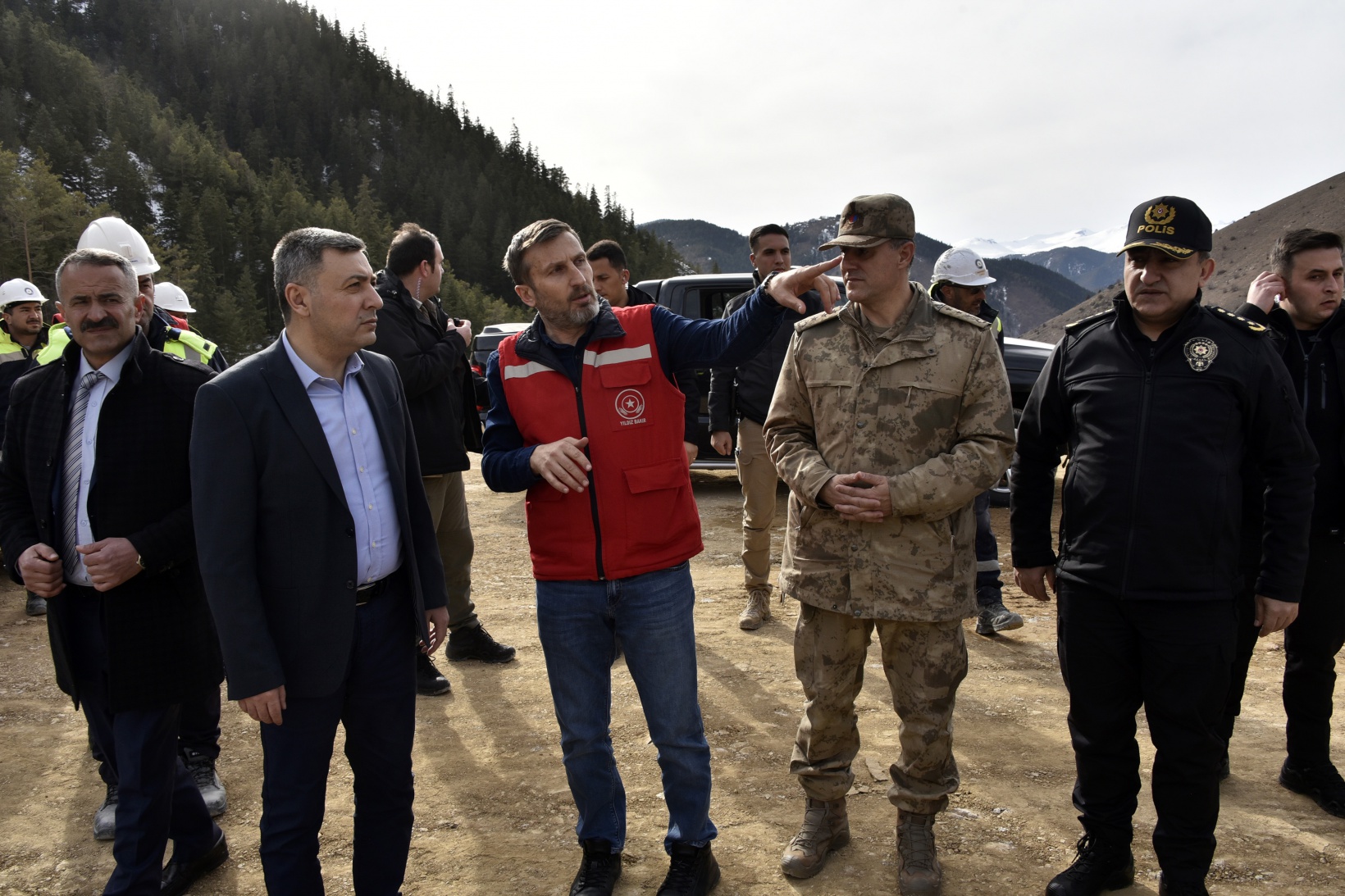 Vali Tanrısever maden ocağında işten çıkarılan işçiyi tekrar işe aldırdı 12