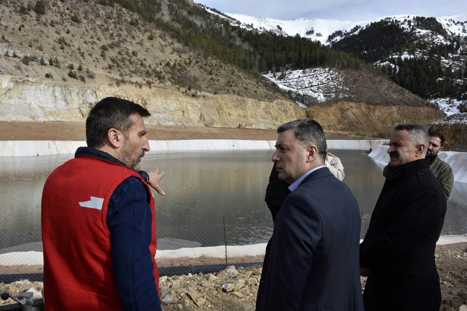 Vali Tanrısever maden ocağında işten çıkarılan işçiyi tekrar işe aldırdı 31