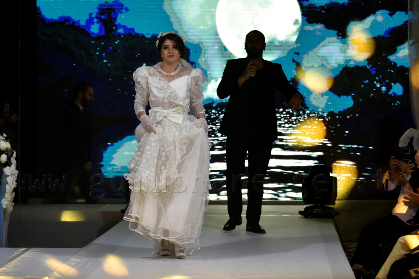 100 yıllık gelinlik podyumda 32