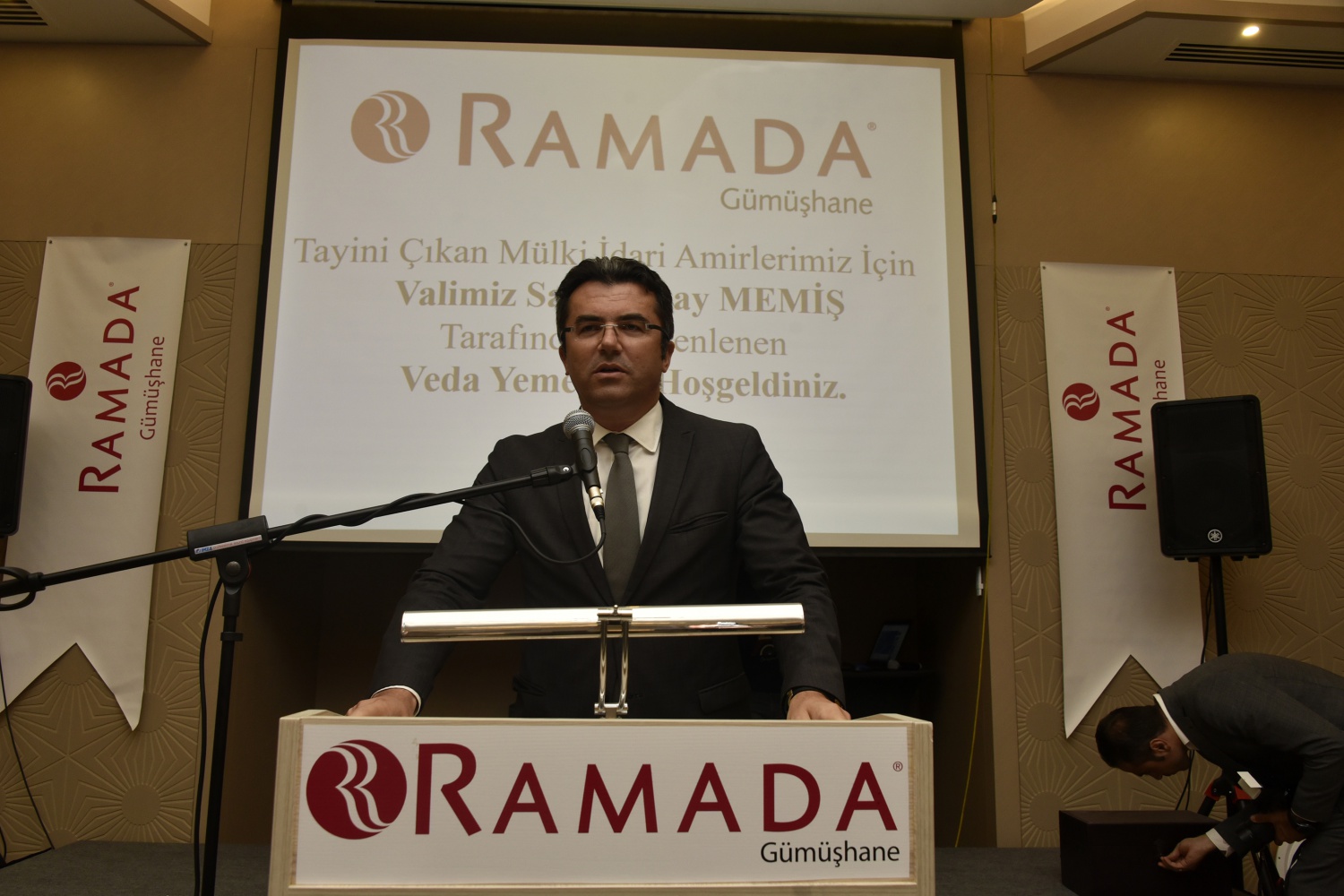 Gümüşhane’de tayini çıkan Kaymakamlara veda yemeği 16