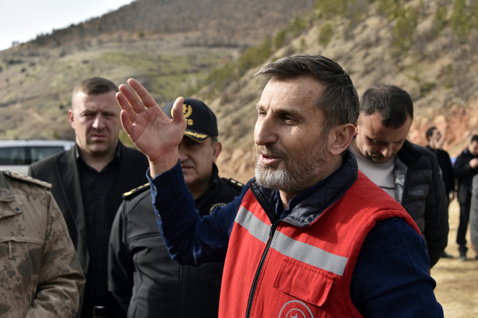 Vali Tanrısever maden ocağında işten çıkarılan işçiyi tekrar işe aldırdı 29