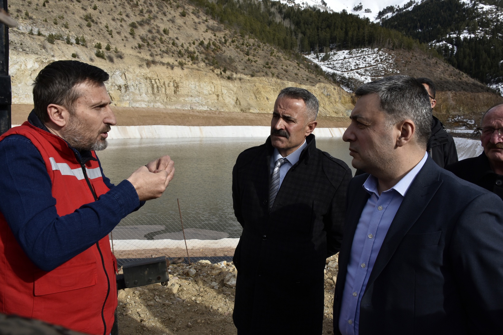Vali Tanrısever maden ocağında işten çıkarılan işçiyi tekrar işe aldırdı 15