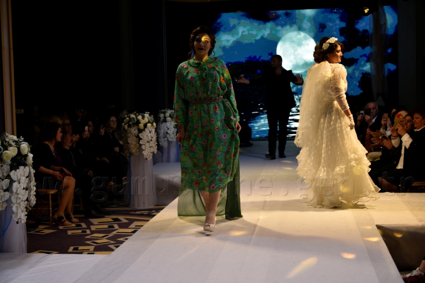 100 yıllık gelinlik podyumda 33