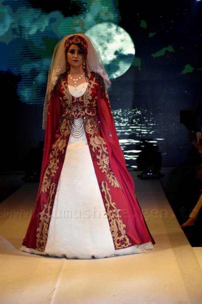 100 yıllık gelinlik podyumda 35