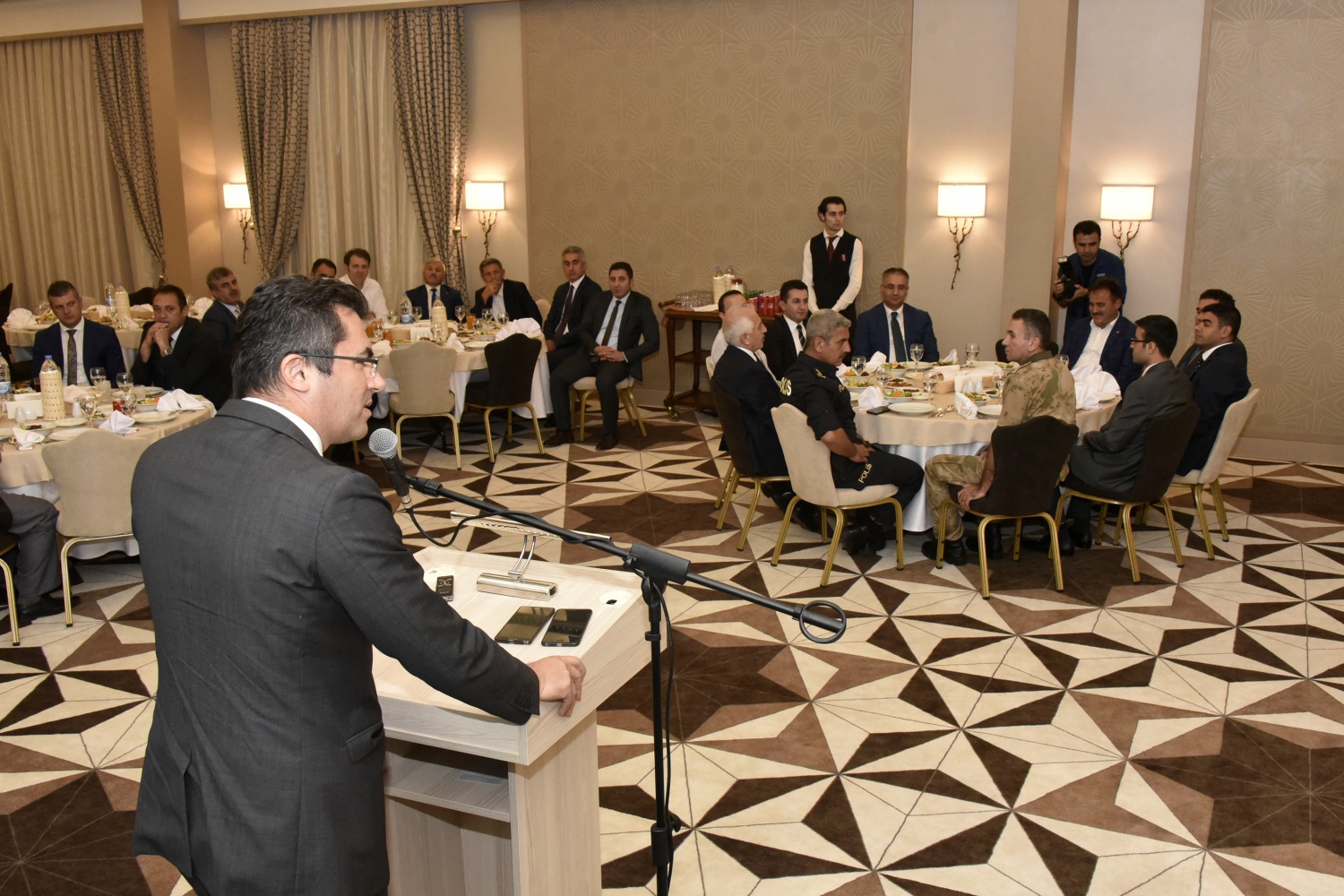 Gümüşhane’de tayini çıkan Kaymakamlara veda yemeği 20