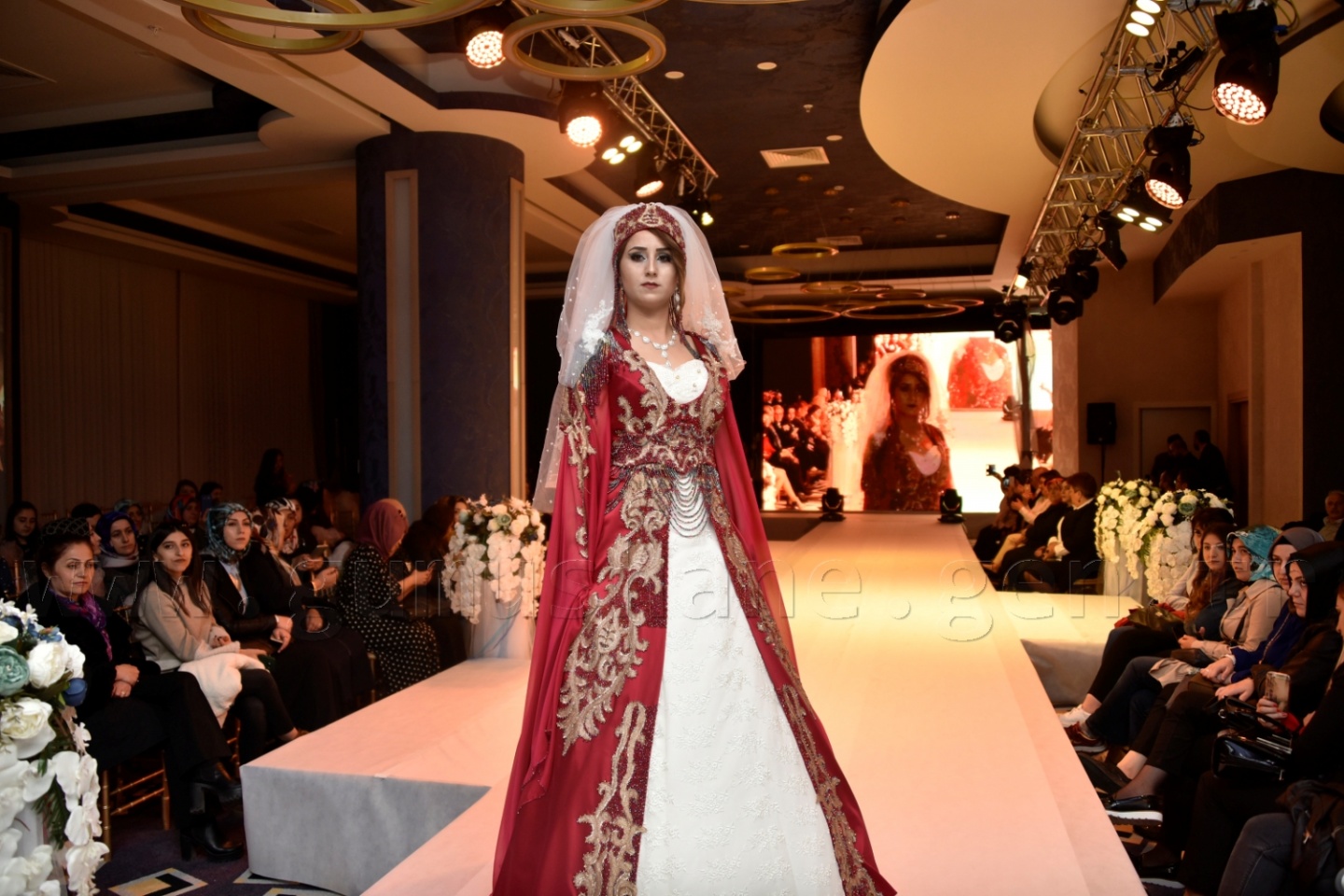 100 yıllık gelinlik podyumda 36