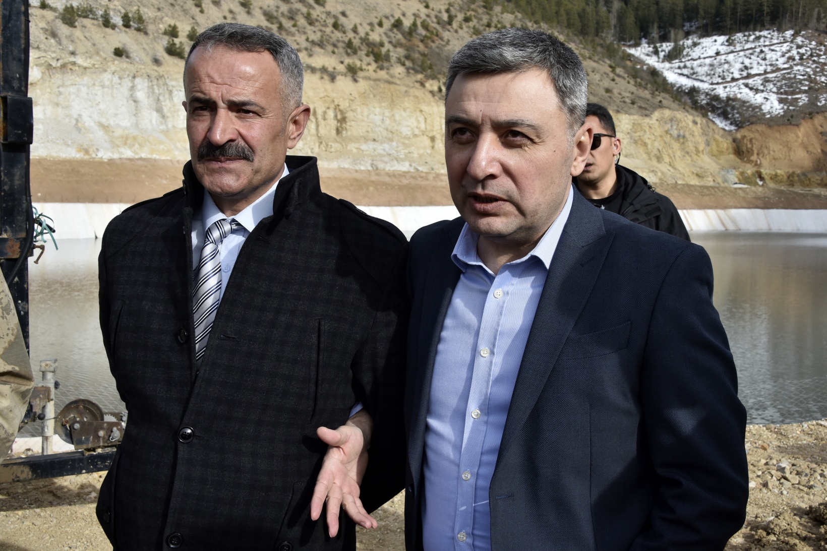 Vali Tanrısever maden ocağında işten çıkarılan işçiyi tekrar işe aldırdı 21