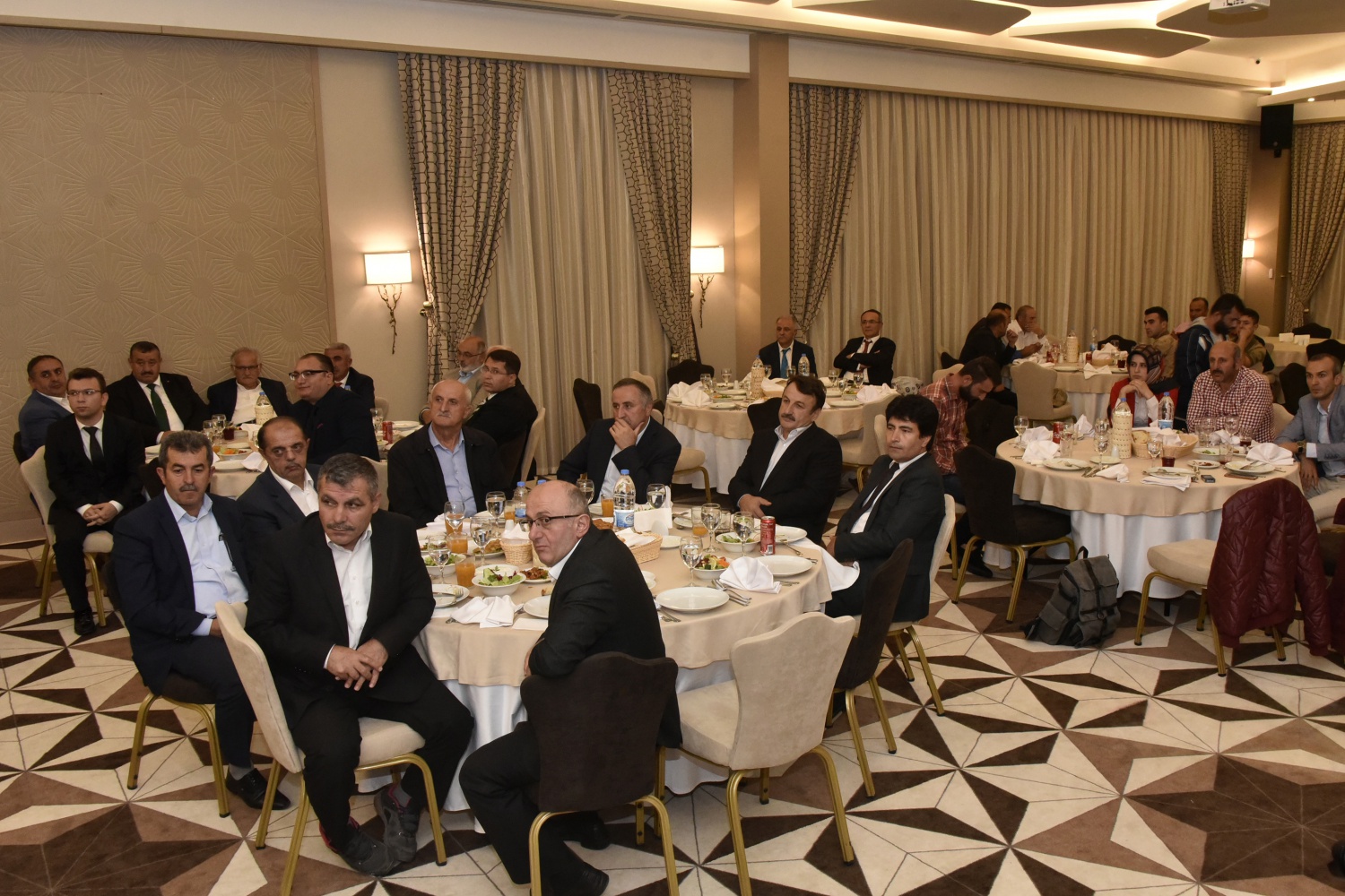 Gümüşhane’de tayini çıkan Kaymakamlara veda yemeği 24