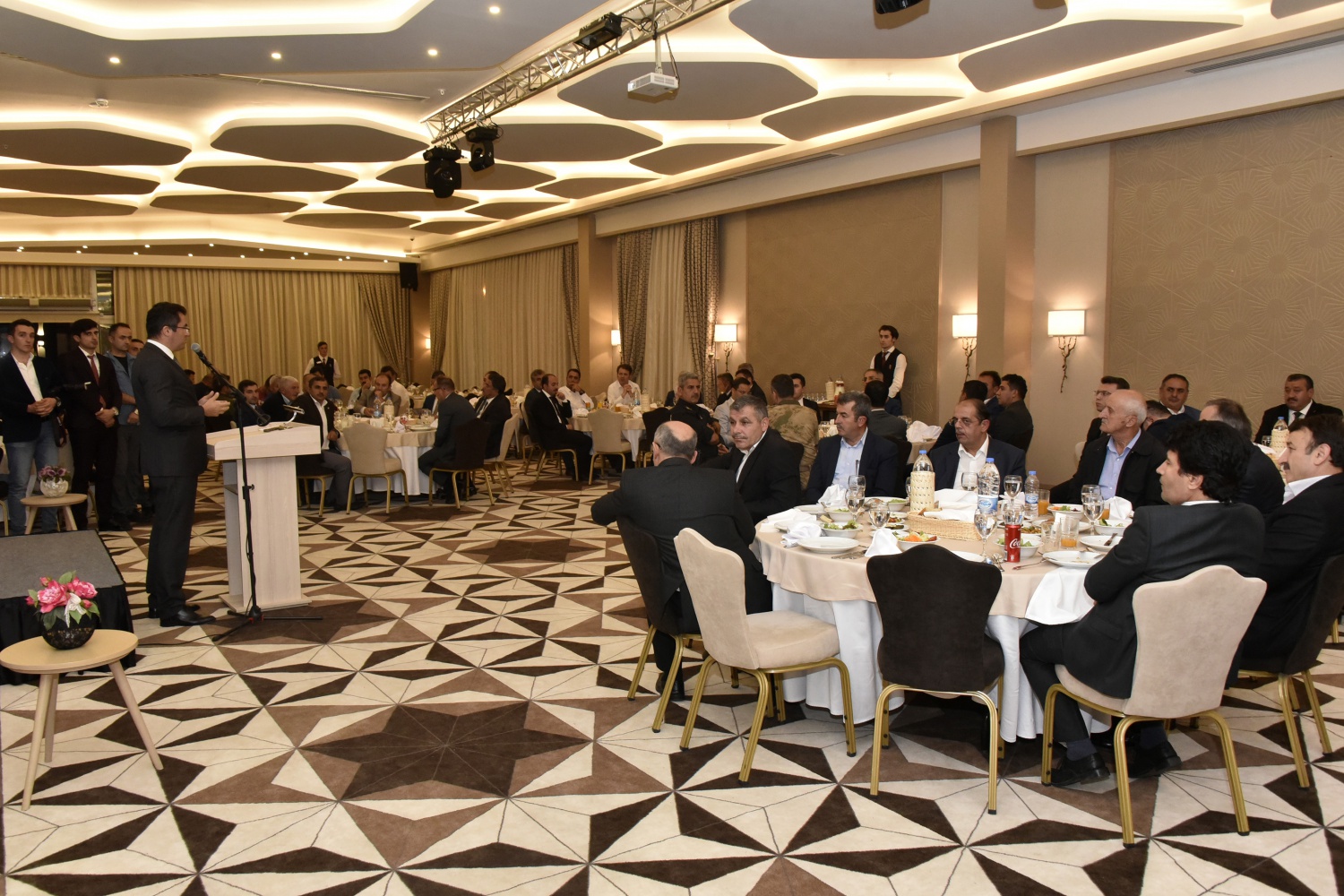 Gümüşhane’de tayini çıkan Kaymakamlara veda yemeği 21