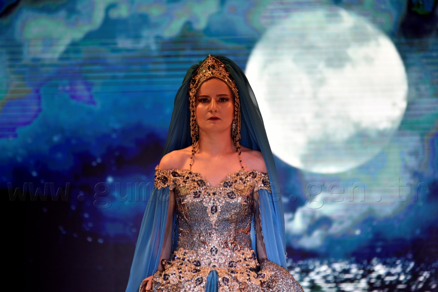 100 yıllık gelinlik podyumda 43