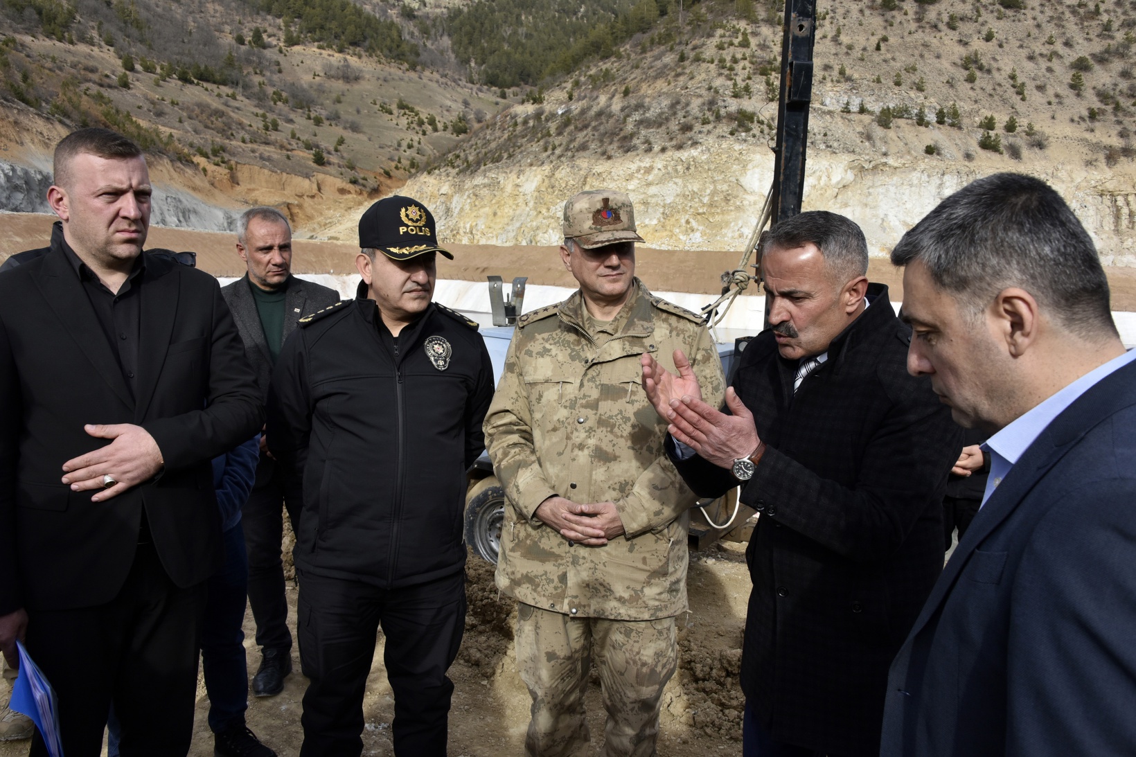 Vali Tanrısever maden ocağında işten çıkarılan işçiyi tekrar işe aldırdı 25