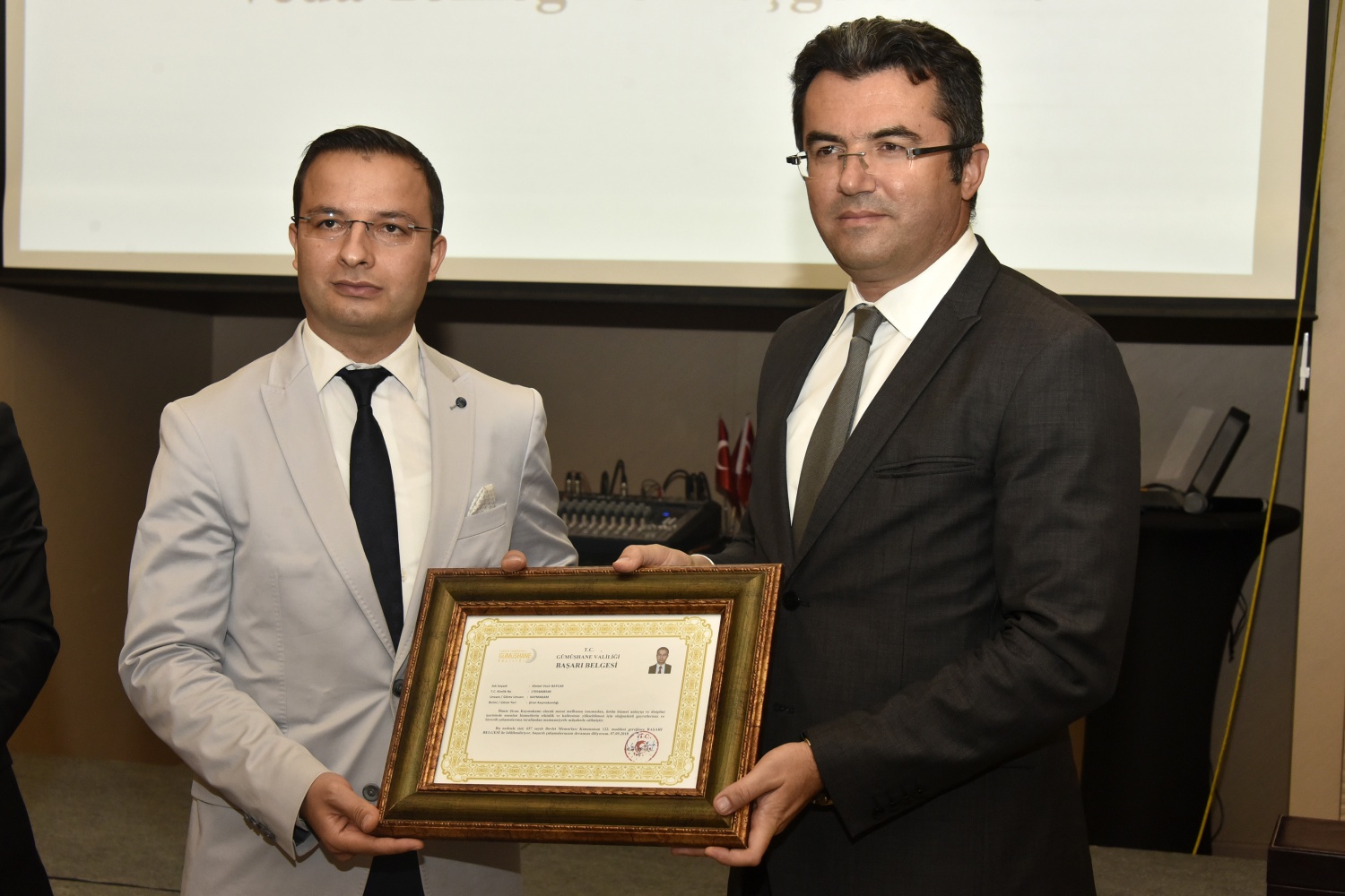 Gümüşhane’de tayini çıkan Kaymakamlara veda yemeği 25