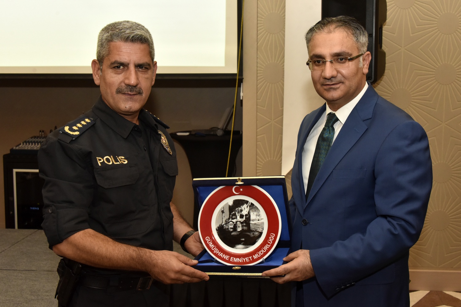 Gümüşhane’de tayini çıkan Kaymakamlara veda yemeği 32