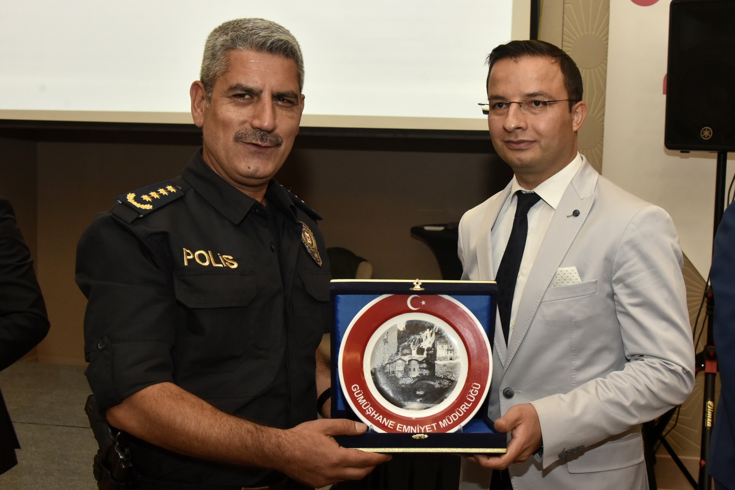 Gümüşhane’de tayini çıkan Kaymakamlara veda yemeği 34