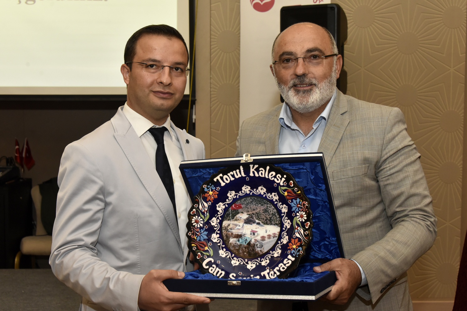 Gümüşhane’de tayini çıkan Kaymakamlara veda yemeği 38