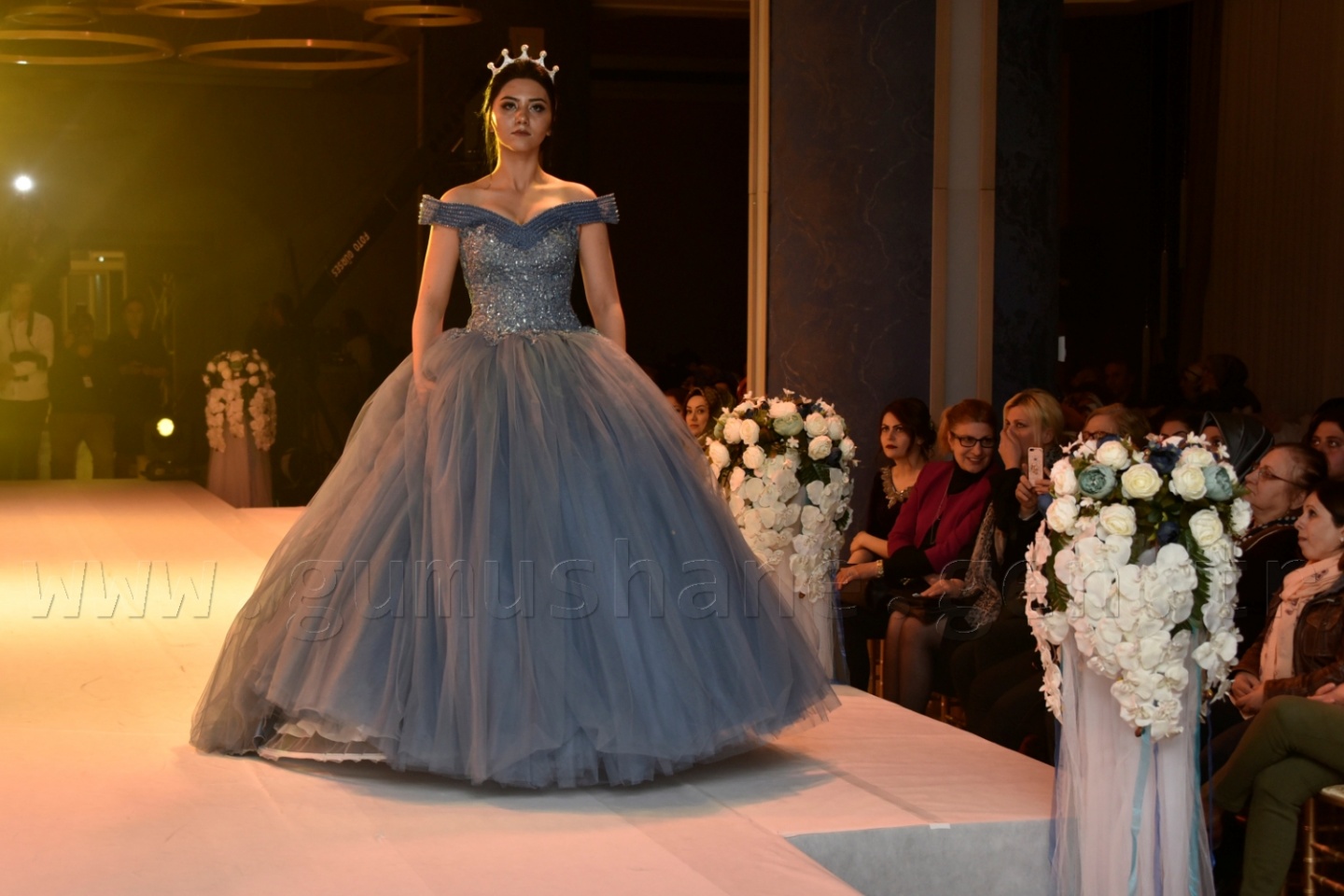 100 yıllık gelinlik podyumda 38