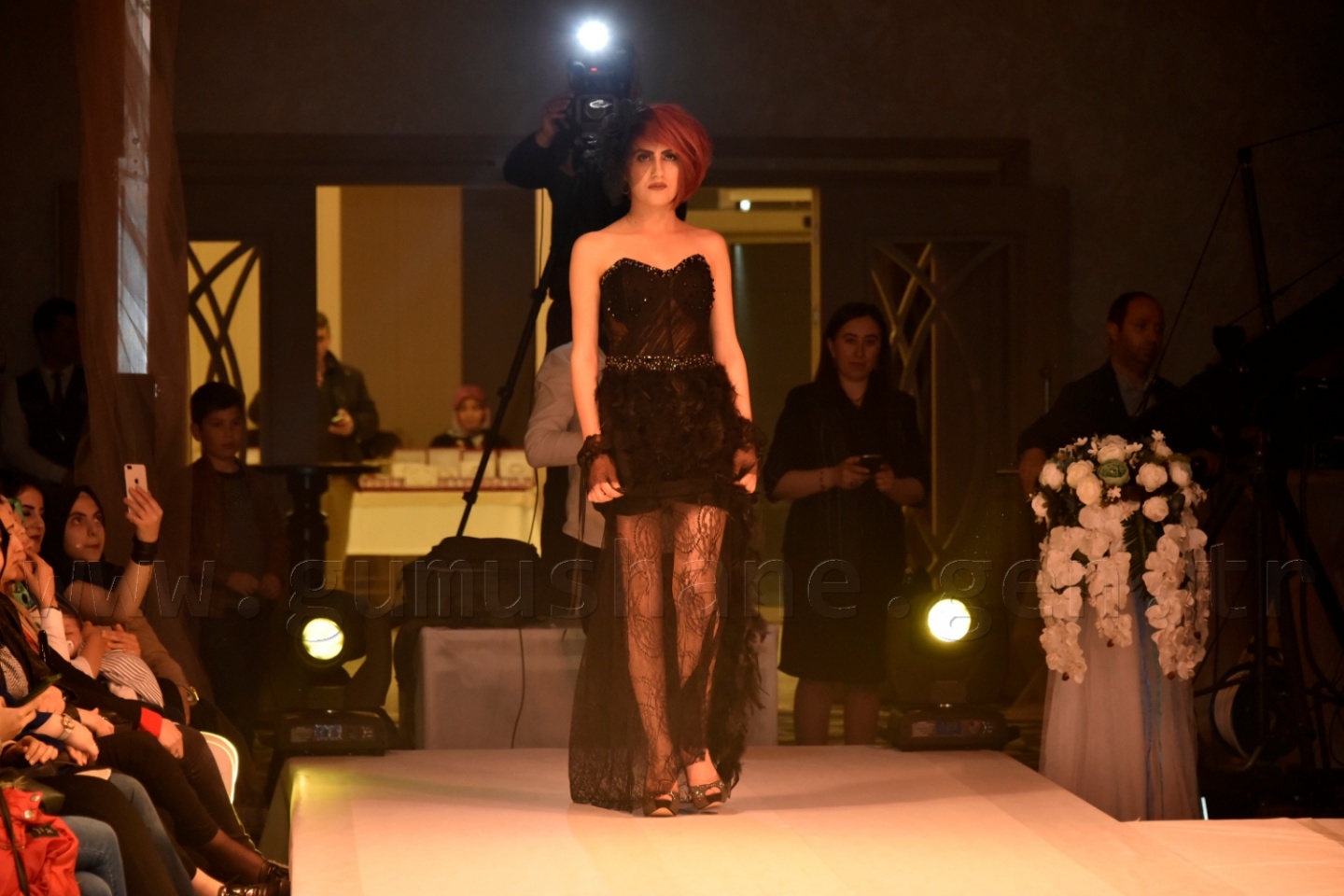 100 yıllık gelinlik podyumda 37