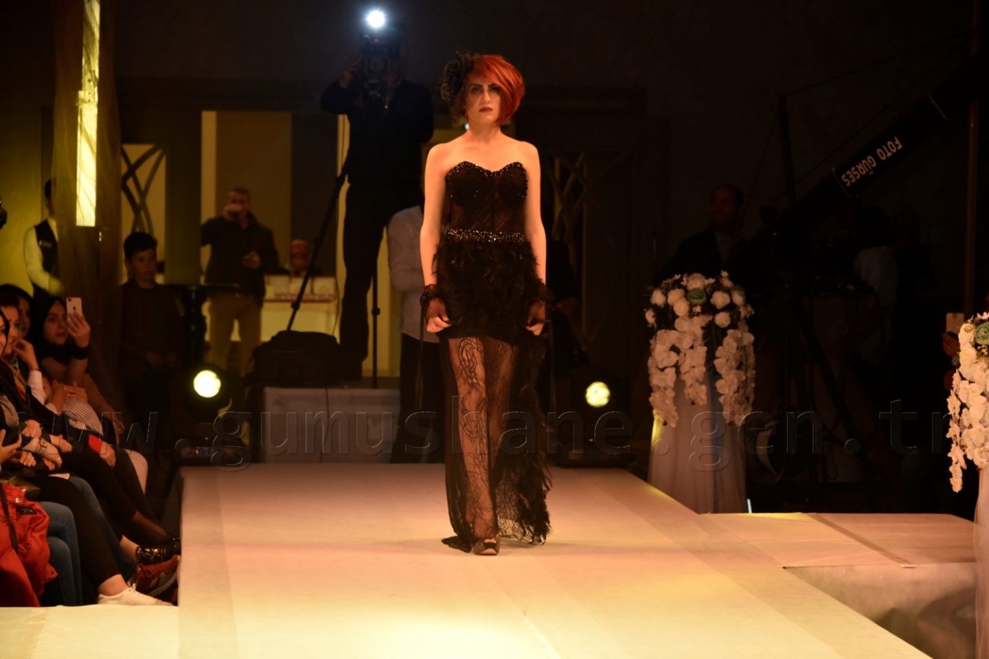 100 yıllık gelinlik podyumda 39