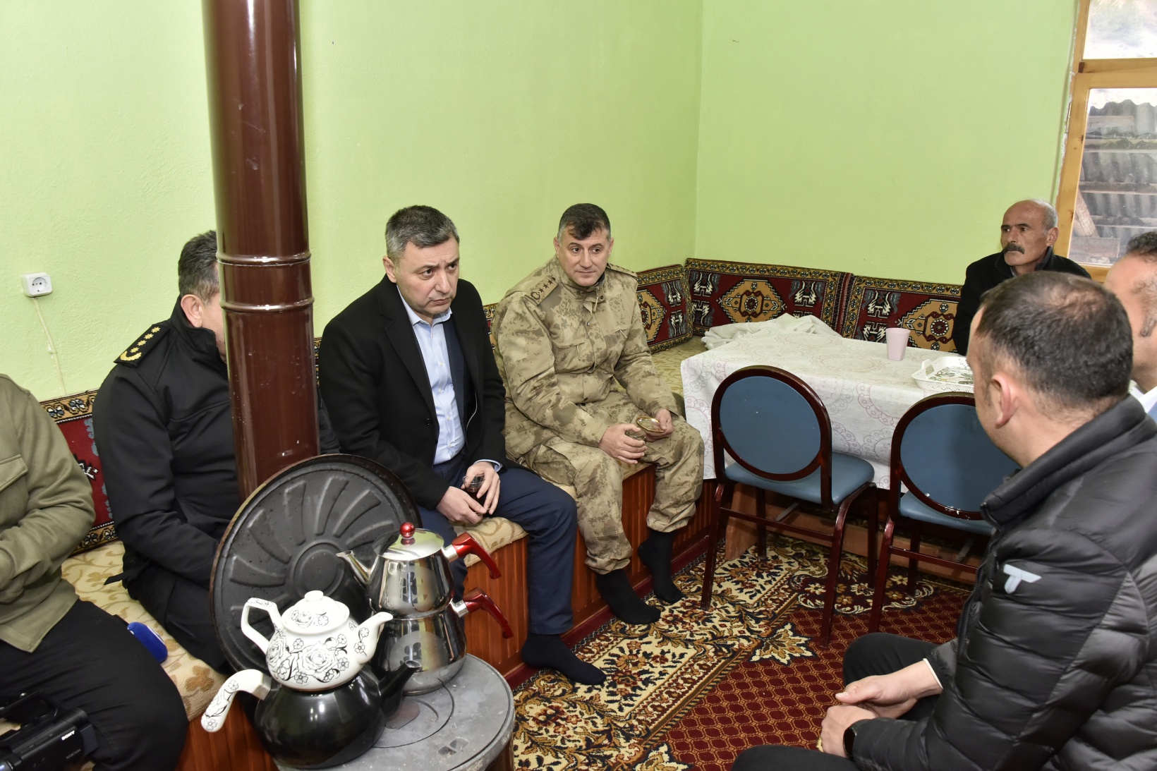 Vali Tanrısever maden ocağında işten çıkarılan işçiyi tekrar işe aldırdı 17