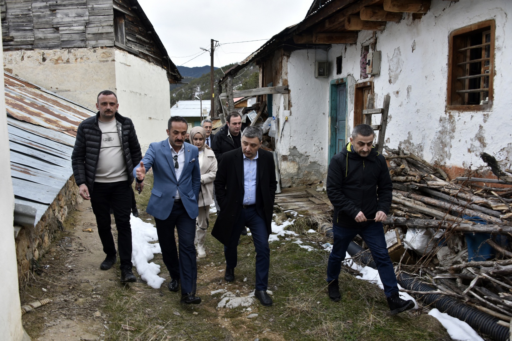 Vali Tanrısever maden ocağında işten çıkarılan işçiyi tekrar işe aldırdı 22