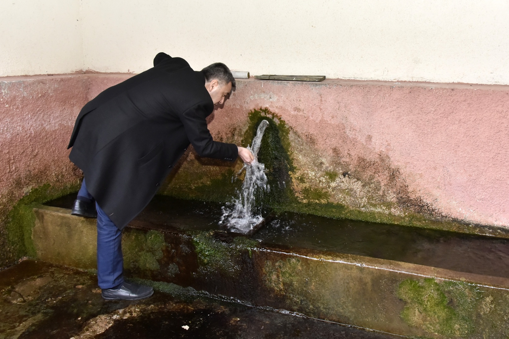 Vali Tanrısever maden ocağında işten çıkarılan işçiyi tekrar işe aldırdı 34