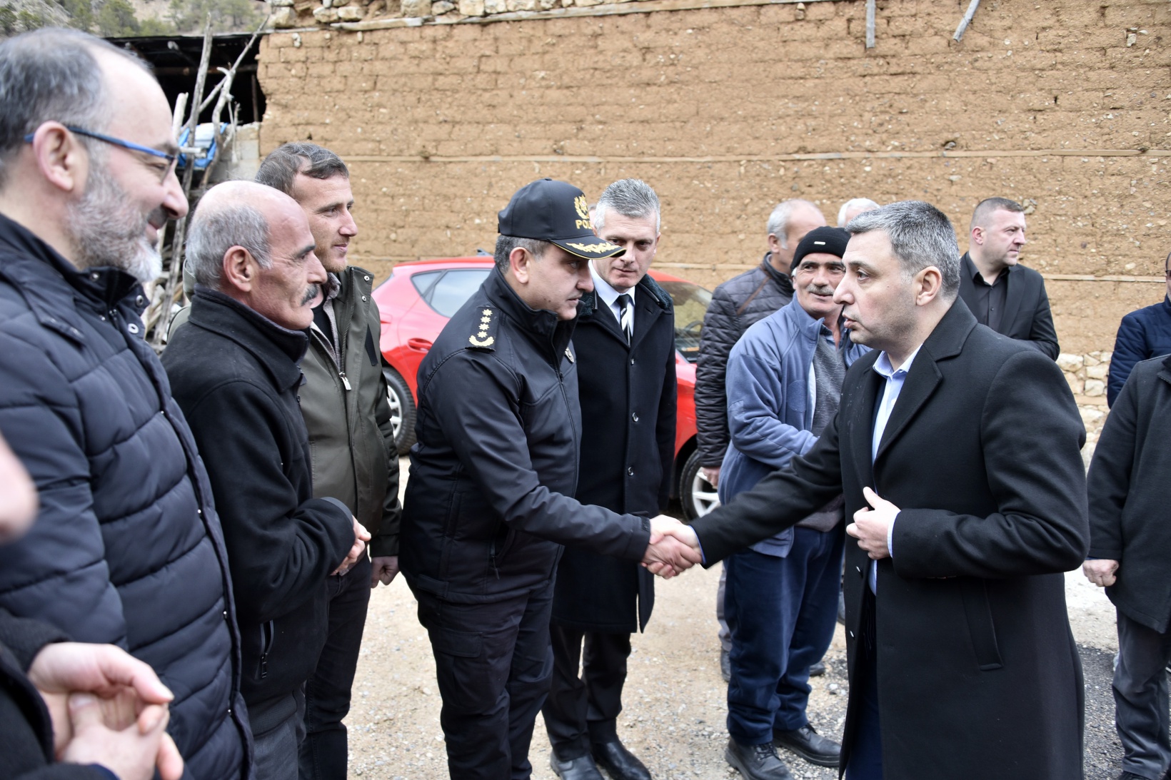 Vali Tanrısever maden ocağında işten çıkarılan işçiyi tekrar işe aldırdı 13