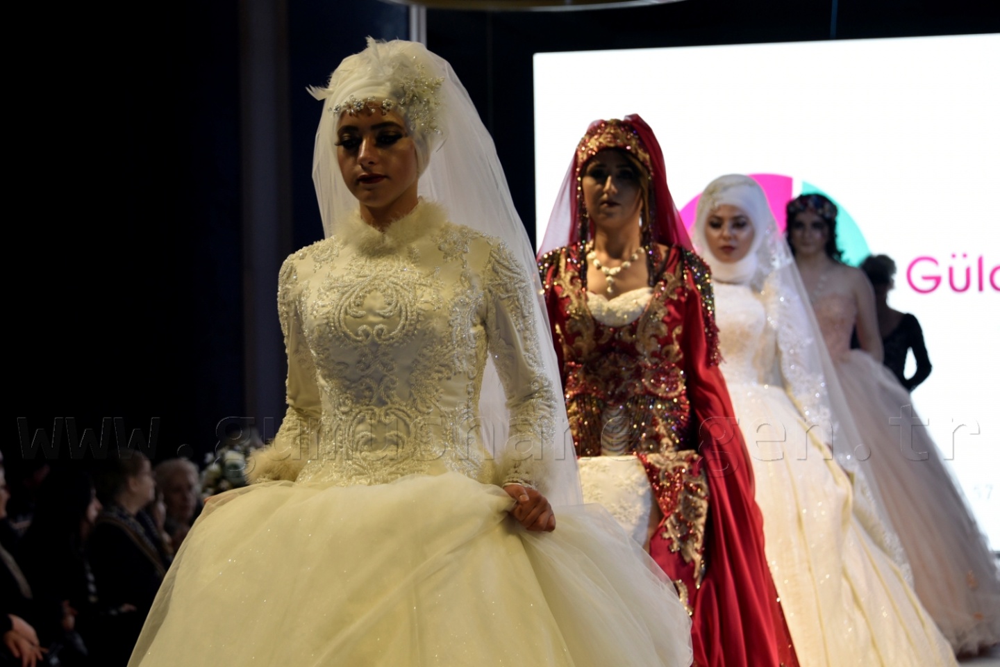 100 yıllık gelinlik podyumda 52