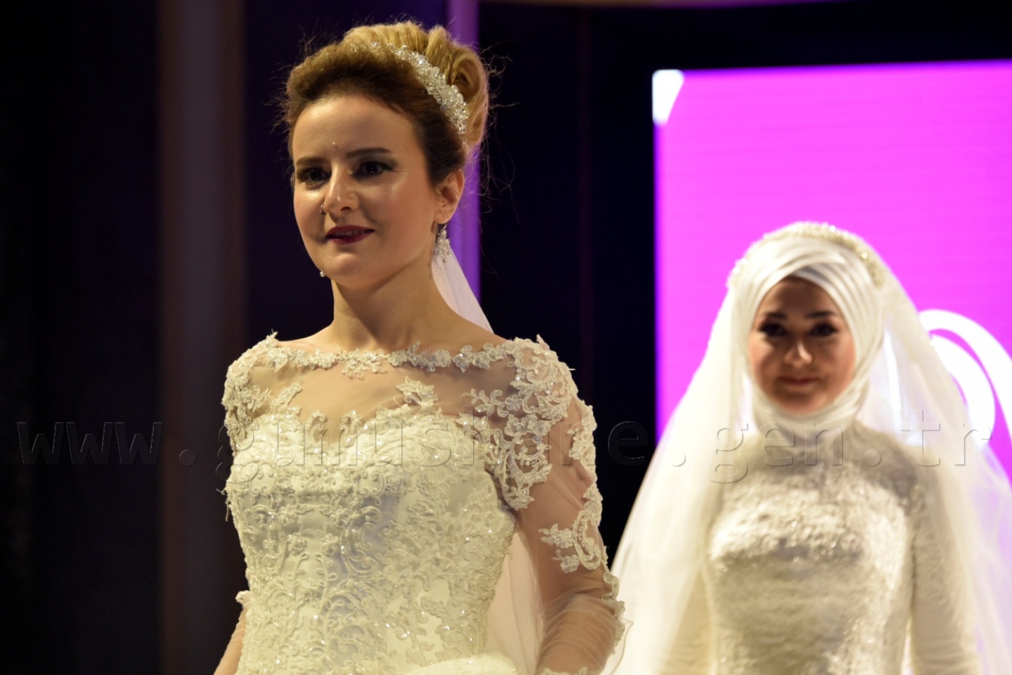 100 yıllık gelinlik podyumda 48