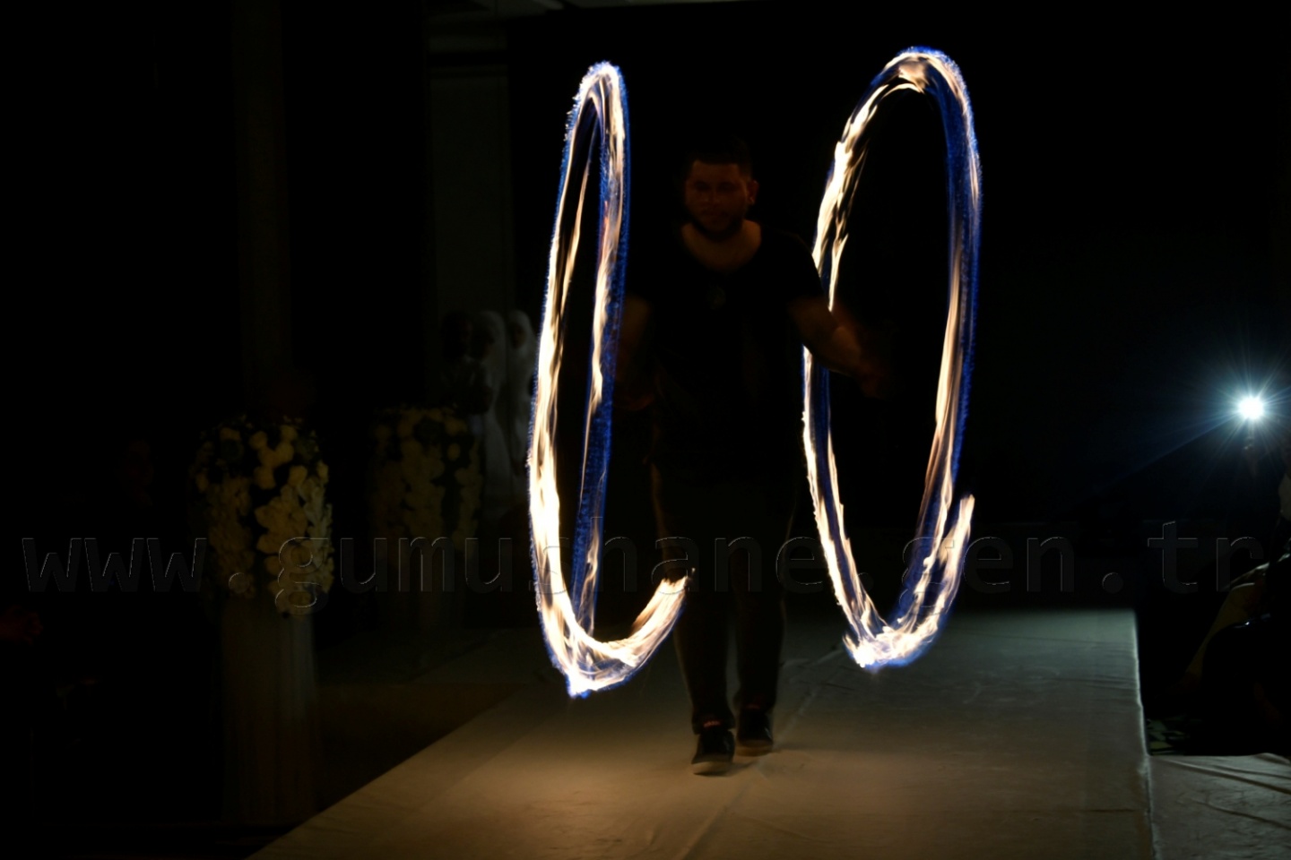 100 yıllık gelinlik podyumda 49