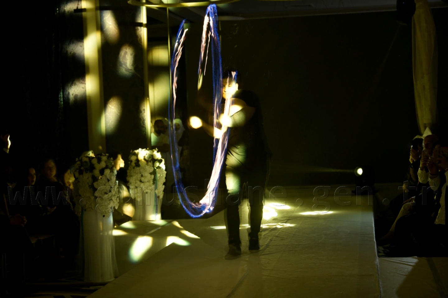 100 yıllık gelinlik podyumda 59