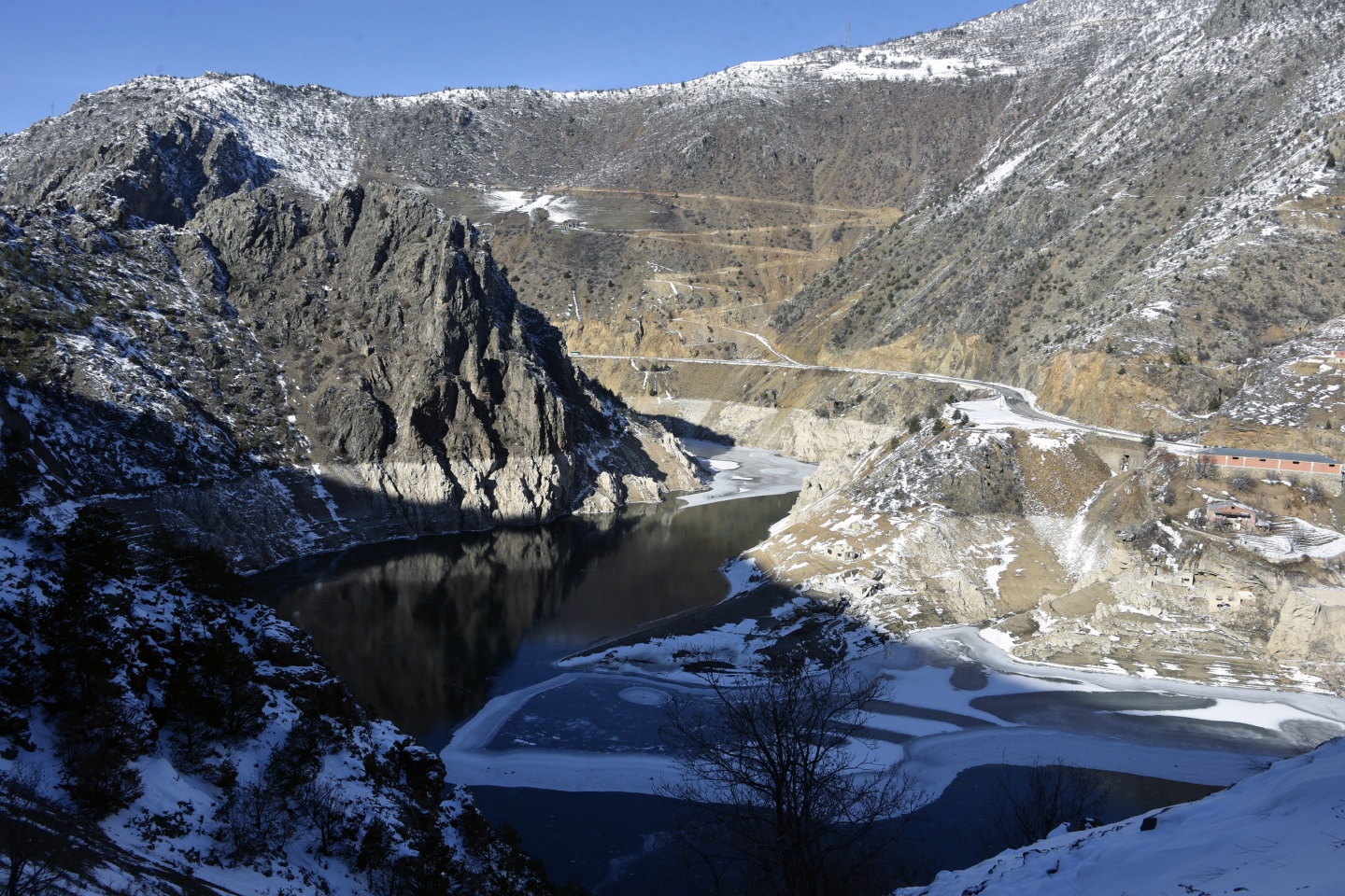 Türkiye’nin en hızlı akan çaylarından Harşit Çayı dondu 4
