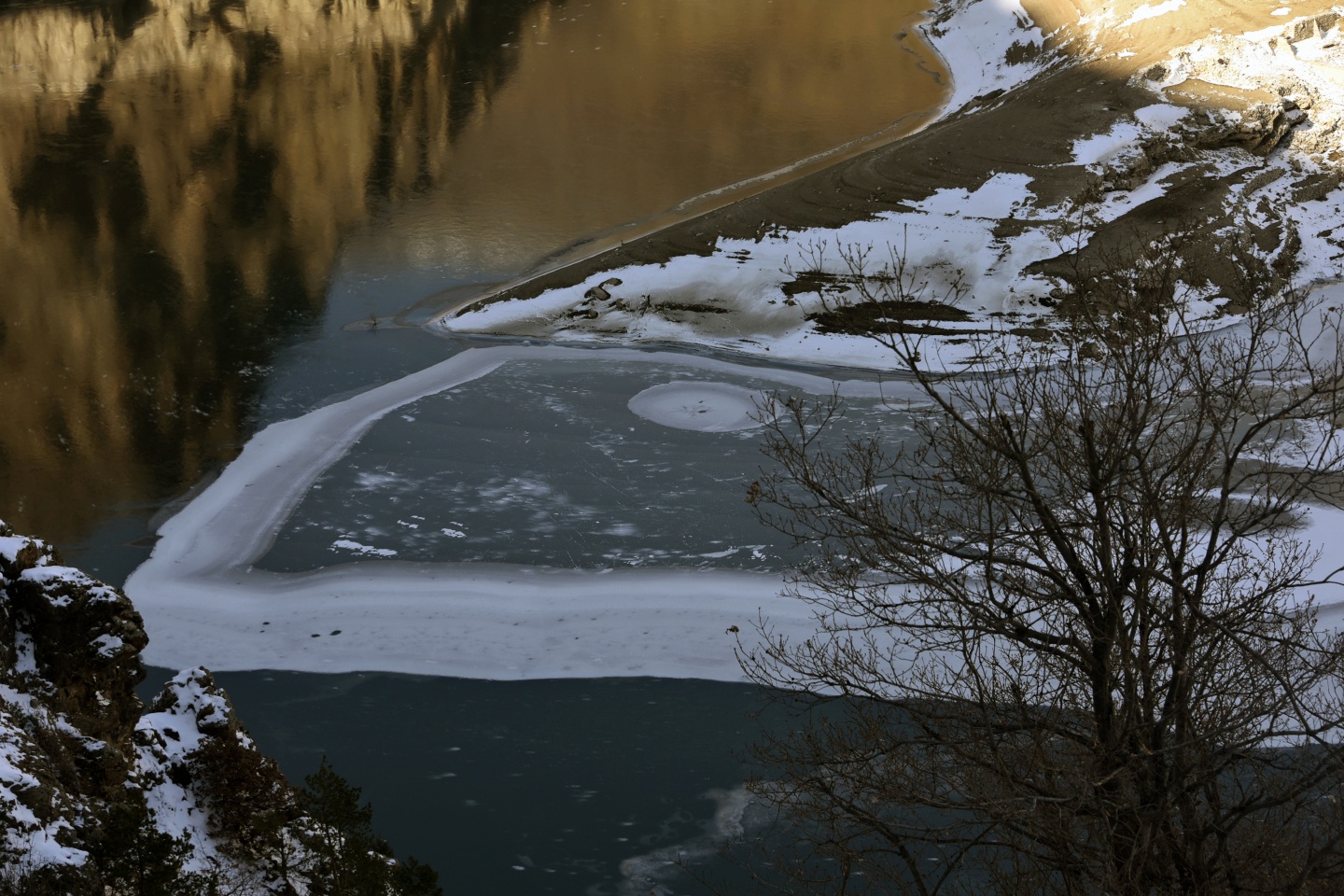 Türkiye’nin en hızlı akan çaylarından Harşit Çayı dondu 1