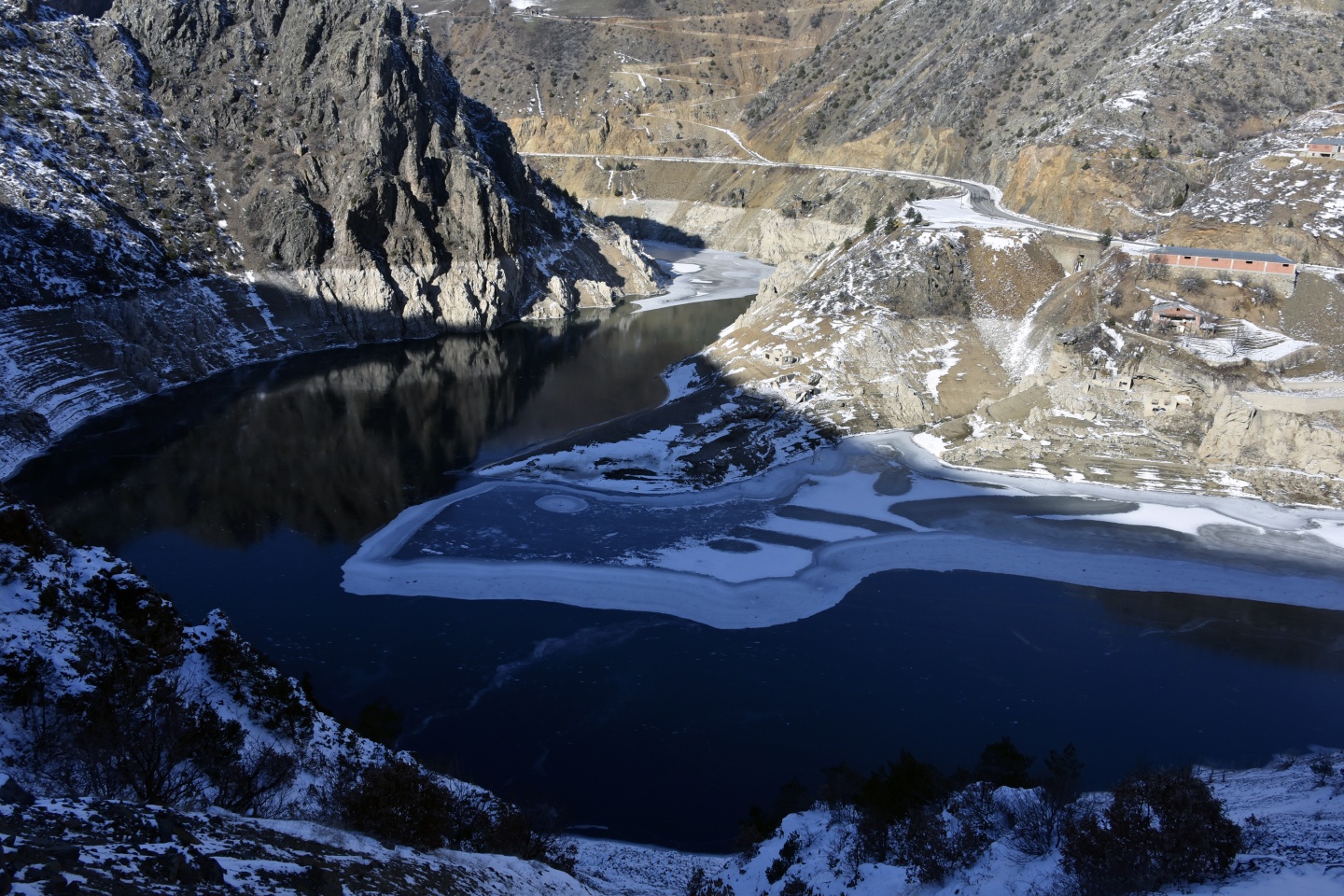 Türkiye’nin en hızlı akan çaylarından Harşit Çayı dondu 3