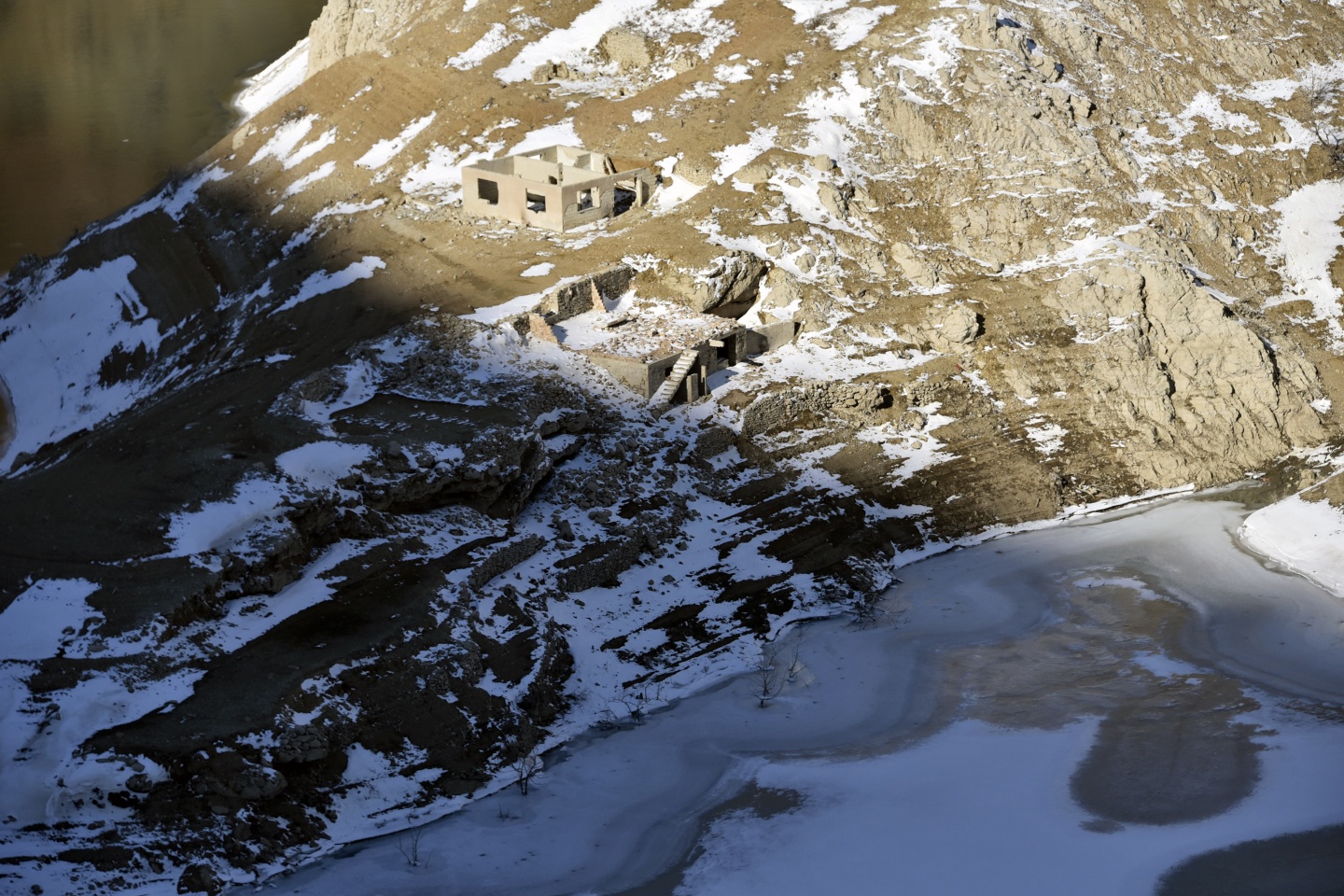 Türkiye’nin en hızlı akan çaylarından Harşit Çayı dondu 2