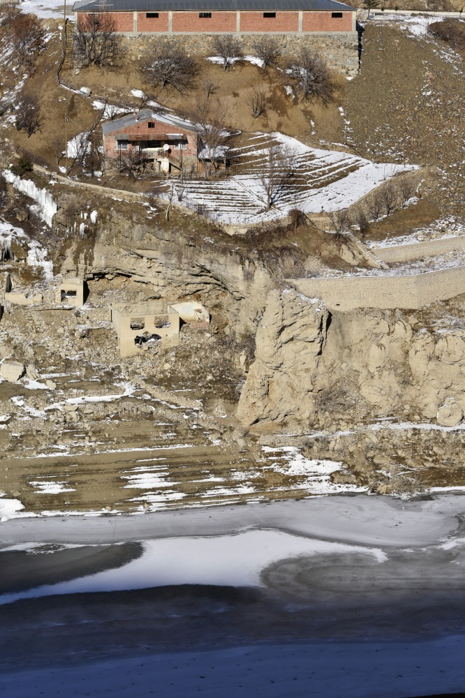 Türkiye’nin en hızlı akan çaylarından Harşit Çayı dondu 5