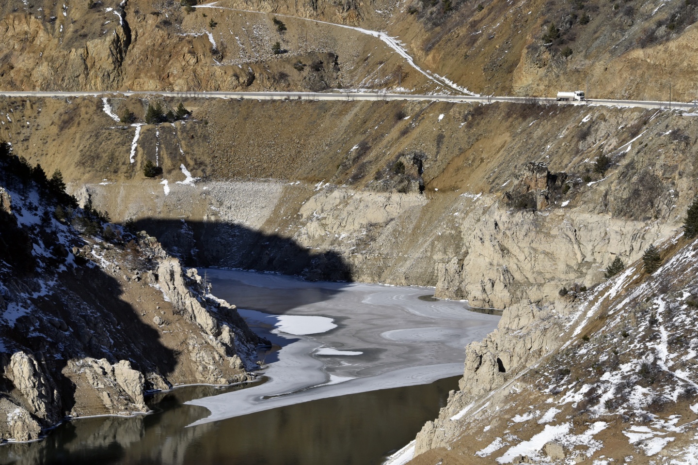 Türkiye’nin en hızlı akan çaylarından Harşit Çayı dondu 12