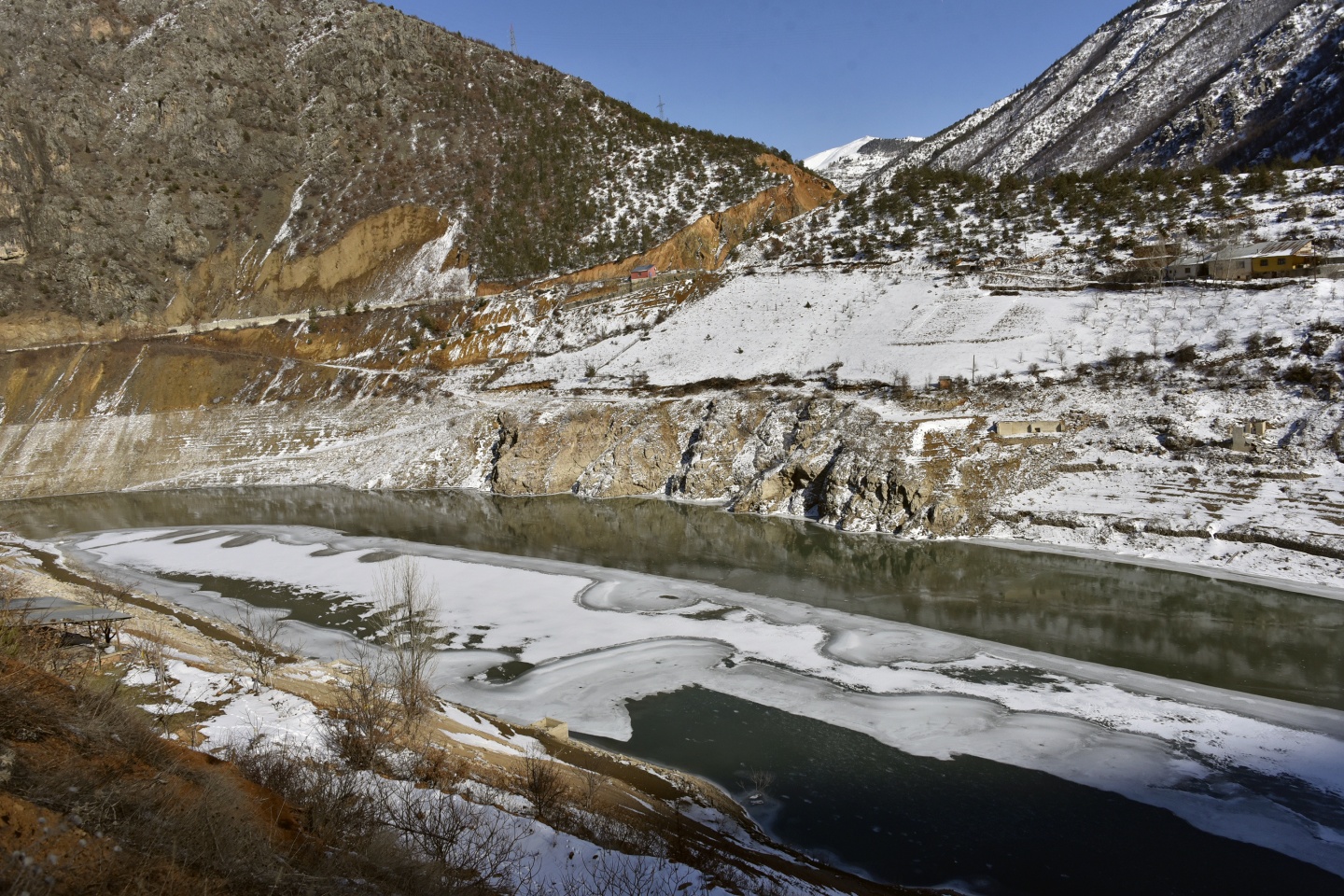 Türkiye’nin en hızlı akan çaylarından Harşit Çayı dondu 9